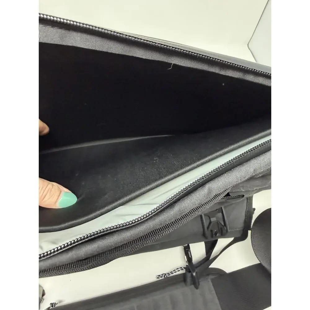 KUHL Escape 14 Kanvas Messenger Laptop Crossbody Carrier Bag in Ink Black